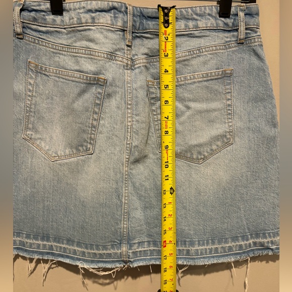 Women's Loft Denim Skirt - Size 8 Skirt Length is 17 1/2 Frayed Hem Worn 1x - Picture 2 of 10